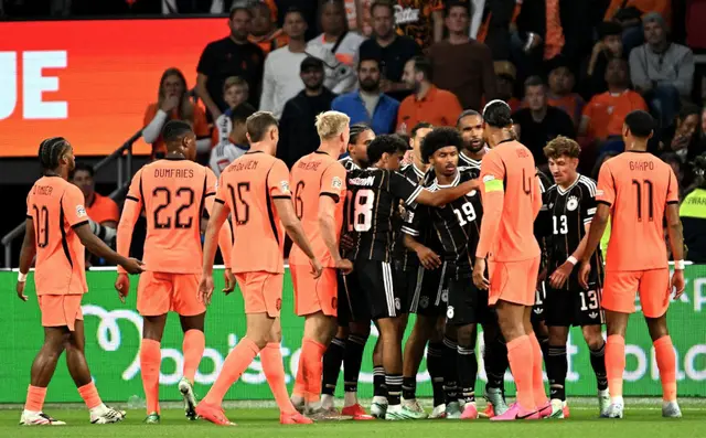 Die deutschen Spieler bejubelten ihr Führungstor, die Holländer beschwerten sich. | Foto: © Federico Gambarini/dpa