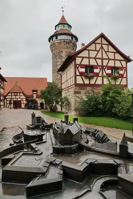 Gruselig mit einem Schmunzeln: Lesung auf der Kaiserburg Nürnberg zu Halloween.  | Foto: Jügen Friedrich