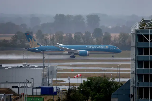Eine Boeing 787-9 wie diese war Mitte August am Münchner Flughafen über die Startbahn hinausgeschossen und konnte gerade noch abheben. (Symbolbild) | Foto: Karl-Josef Hildenbrand/dpa