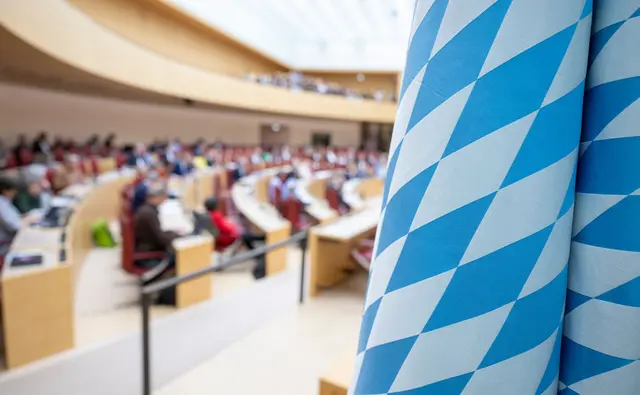 Der Landtag ist mit großer Mehrheit gegen eine Amtszeitbegrenzung für den Regierungschef. (Archivbild) | Foto: Peter Kneffel/dpa