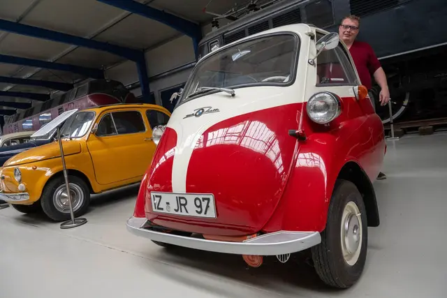 Ehedem günstig in der Anschaffung, und immer noch günstig in der Kfz-Versicherung: die BMW Isetta. Allerdings ist der einst «Knutschkugel» genannte Oldtimer heute kaum noch zu bekommen.  | Foto: Stefan Sauer/dpa (Illustration)