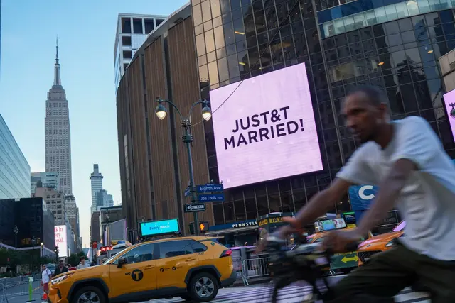 Anlässlich der Hochzeit von Taylor Swift und Travis Kelce iwar am Madison Square Garden ein Schild mit der Aufschrift «Just&amp;t Married» zu sehen.
 | Foto: Ryan Murphy/AP/dpa (Archivbild)