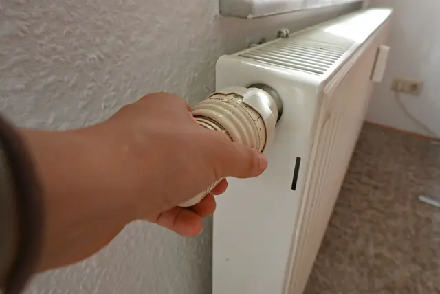 Wie können Mehrfamilienhäuser kostengünstig und umweltfreundlich beheizt werden? Der Energiedienstleister Techem sieht bei einer bestimmten Technik viele Vorteile.  | Foto: Elisa Schu/dpa (Symbolbild)