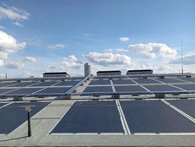 as neue Dach der Tafelhalle, Äußere Sulzbacher Straße 62, samt der neuen Photovoltaikanlage nach Abschluss der Sanierung Ende September 2026. | Foto: Stadt Nürnberg/Hochbauamt
