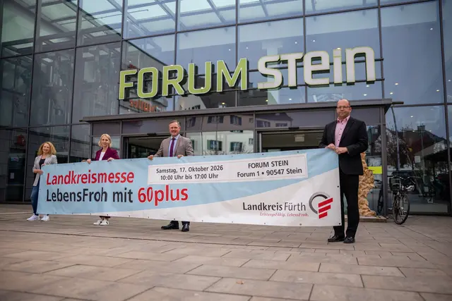 Die 7. Landkreismesse 60plus steht bevor: Landrat Bernd Obst (3. v. l.), die Seniorenbeauftragten des Landkreises Fürth, Tanja Maier (2 v. l.), der Centermanagerin des Forum Stein, Maria Rousopoulos (2. v. l), und der Erste Bürgermeister der Stadt Stein, Bertram Höfer (1. v. r.), laden zum Besuch ein. | Foto: Landratsamt Fürth