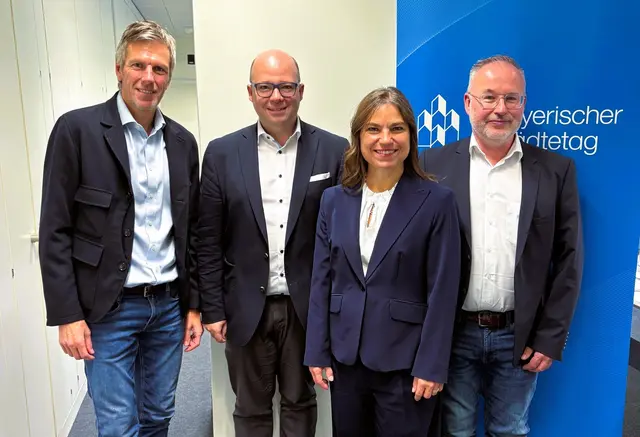 Johann Kronauer, Geschäftsführendes Vorstandsmitglied des Bayerischen Städtetags, Monika Schwind, Oberbürgermeisterin der Stadt Freising und stellvertretende Vorsitzende des Finanzausschusses, Thorsten Brehm, Nürnbergs Stadtkämmerer und Vorsitzender des Finanzausschusses sowie Markus Porombka, Referent für Finanzen und Sport beim Bayerischen Städtetag (v.l.).  | Foto: Bayerischer Städtetag
