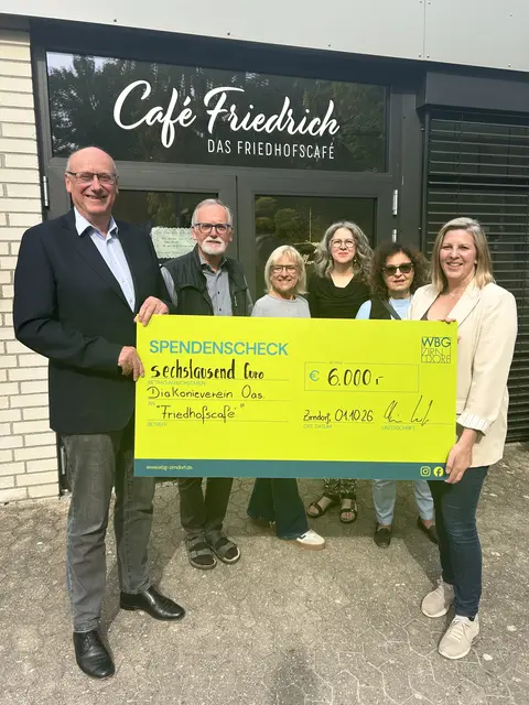 Unterstützung des Café Friedrich: Sandra Zoephel (WBG Zirndorf/Oberasbach GmbH &amp; Co. KG), Oberasbachs Erster Bürgermeister Thomas Diebenbusch, der 2. Vorsitzende des Diakonievereins Oberasbach Franz Forman sowie die ehrenamtlichen Helfenden des Café Friedrich bei der Übergabe des Spendenschecks über 6.000 Euro. | Foto: WBG Zirndorf mbH