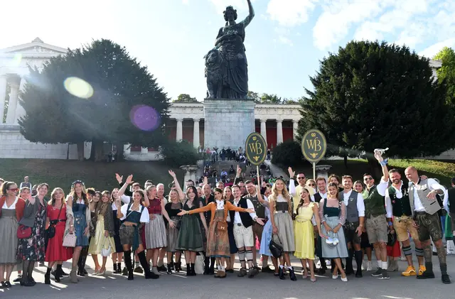 Wer mit der Wiesn verdient, soll sich laut Stadt auch beteiligen.  | Foto: Felix Hörhager/dpa (Archivbild)