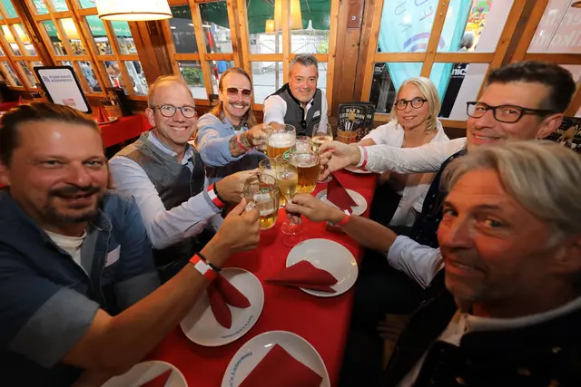 Mega-Stimmung am Tisch rund um Comödie-Geschäftsführer Marcel Gasde (4.v.li.). | Foto: J. Friedrich