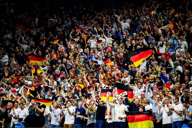 Die Dortmund-Fans bei einem Bundesliga-Spiel.  | Foto: Bernd Thissen/dpa (Archivbild)