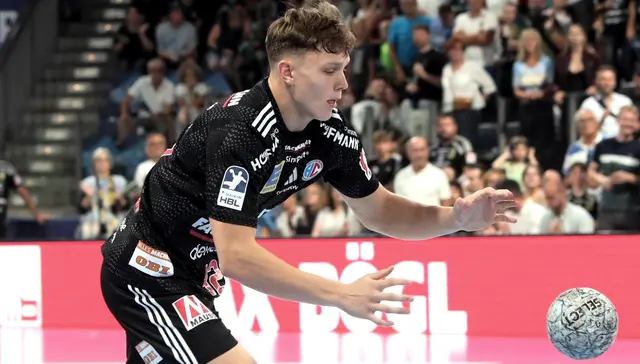 Das 18-jährige Rückraumtalent Maxsim Lochman hier im Spiel des HC Erlangen gegen den Tabellenführer SC Magdeburg (#JockiFoto)   | Foto: JockiFoto, Erlangen 