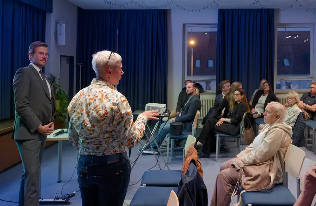 Prof. Dr. Heike Feldhaar, Universität Bayreuth, erklärt Maßnahmen gegen die Große Drüsenameise im Hasenbuck. Oberbürgermeister Marcus König (links im Hintergrund). | Foto: Günther Babel / BV Hasenbuck