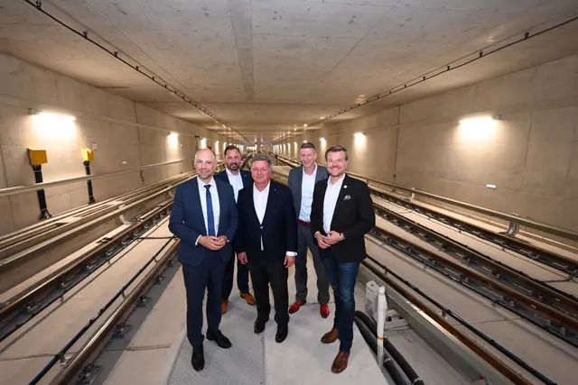 Nürnbergs Oberbürgermeister Marcus König, VAG-Vorstandssprecher Tim Dahlmann-Resing, Bayerns Verkehrsminister Christian Bernreiter, CSU-Landtagsabgeordneter Jochen Kohler und Nürnbergs zweiter Bürgermeister Andreas Krieglstein (v.r.). 
 | Foto: © Stadt Nürnberg/Christine Dierenbach