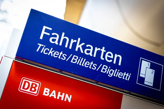 Von den günstigeren Monatskarten profitieren nach Bahn-Angaben auch diejenigen, die bislang ein Jahresabo haben.  | Foto: Moritz Frankenberg/dpa