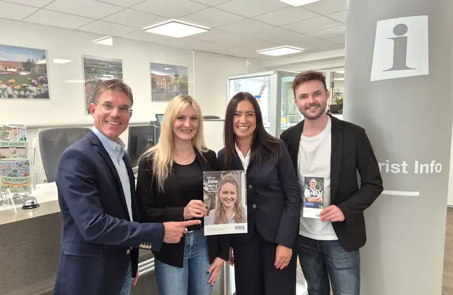 Die Partner der Kooperation von ETM und OBS (v.l.n.r.): Christian Frank (Geschäftsführer ETM), Daniela Weiß (Ansprechpartnerin Tourist-Information Erlangen), Magdalena Lexa (Geschäftsführerin OBS) und Dennis Blut (Teamleitung Neukundenberatung OBS). | Foto: © ETM/Oliver Timmermann