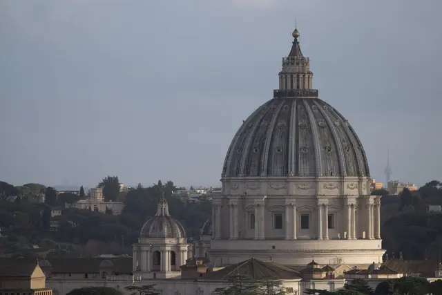 Michelangelo (1475-1564) ist eng mit dem Vatikan verbunden. Papst Julius II. beauftragte ihn 1508 mit der Ausmalung der Decke der Sixtinischen Kapelle. Später übernahm Michelangelo die architektonische Leitung des Petersdoms. | Foto: Marijan Murat/dpa