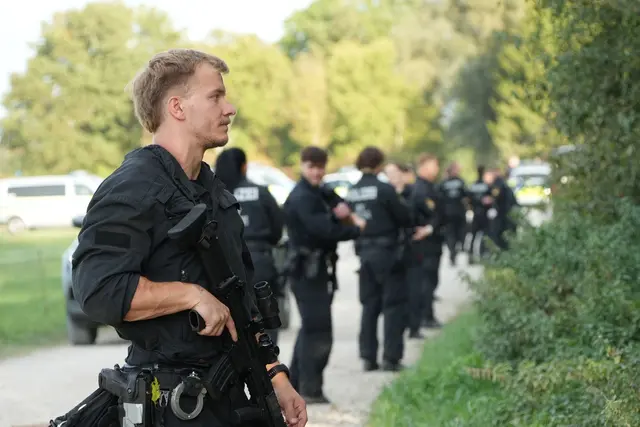 Etliche Polizisten suchten in dem Naturschutzgebiet nach Spuren einer Großkatze, bisher vergeblich. | Foto: Felix Kirberg/dpa