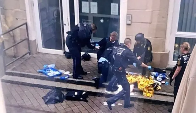 Der Mann wurde laut LKA im Innenhof des Rathauses erschossen. | Foto: Christian Klemm/dpa