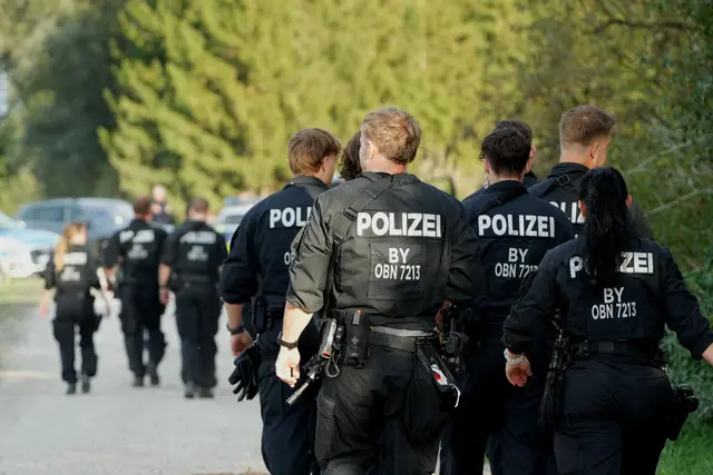 Etliche Polizisten suchten in dem Naturschutzgebiet nach Spuren einer Großkatze, bisher vergeblich. | Foto: Felix Kirberg/dpa