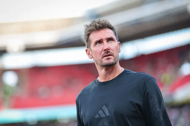 Trainer Klose und seine Nürnberger empfangen Wolfsburg zum Zweitliga-Spitzenspiel.  | Foto: Daniel Karmann/dpa