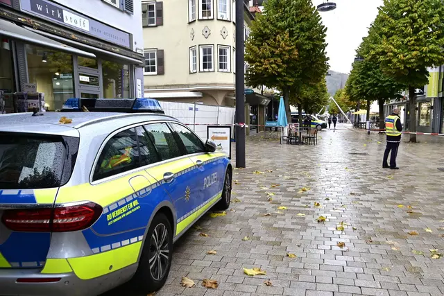 Die Polizei sperrte die Straßen rund um den Tatort weiträumig ab. | Foto: Roland Sprich/dpa