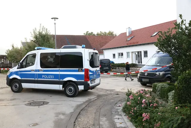 Größerer Polizeieinsatz in der Oberpfalz. Zwei Behördenmitarbeiter bei Waffenkontrolle erschossen.  | Foto: Daniel Löb/dpa