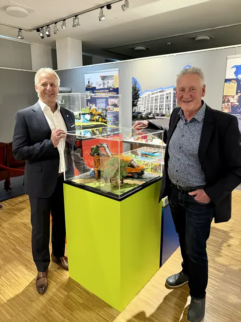 Paul Heinz Bruder (li.), Inhaber des Spielwarenherstellers BRUDER Spielwaren GmbH + Co. KG, und Dr. Thomas Jung, Oberbürgermeister der Stadt Fürth. | Foto: Stadt Fürth/Claudia Wunder