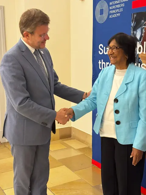 Oberbürgermeister Marcus König gratuliert der neuen Friedensnobelpreisträgerin Navanethem Pillay in Nürnberg. | Foto: Stadt Nürnberg