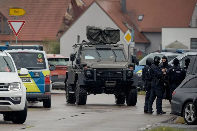 Größerer Polizeieinsatz in der Oberpfalz. Zwei Behördenmitarbeiter bei Waffenkontrolle erschossen.  | Foto:  Daniel Löb/dpa