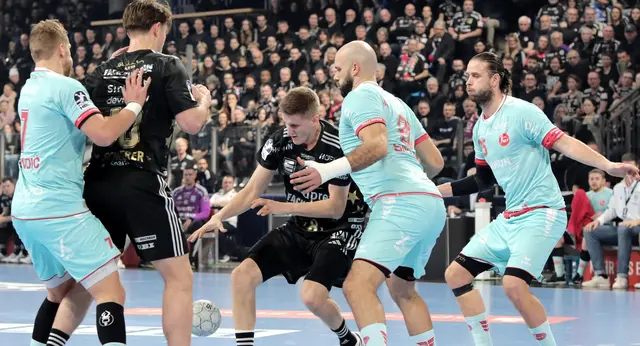 Die letzte Begegnung des HC Erlangen (schwarzes Trikot) und der MT Melsungen wurde vor über 8000 Fans zu einem echten Handballkrimi. Das Spiel endete mit einem hochspannenden 26:26-Unentschieden (#JockiFoto)