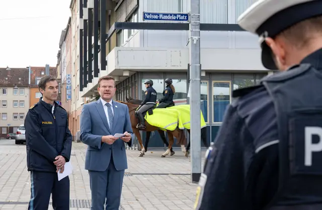 Nürnbergs Oberbürgermeister Marcus König (r.) und Gernot Rochholz, Präsident des Polizeipräsidiums Mittelfranken, haben über die derzeitige Sicherheitslage rund um den Nelson-Mandela Platz (im Bild) und Aufseßplatz informiert. | Foto: Stadt Nürnberg/Christine Dierenbach