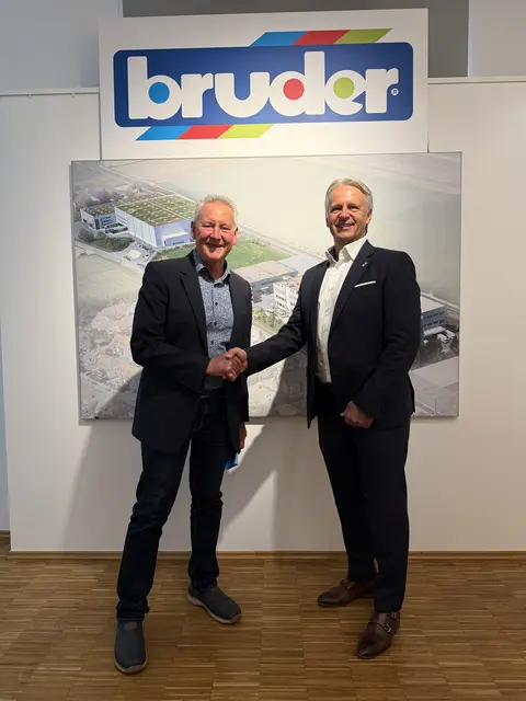 Dr. Thomas Jung (li.), Oberbürgermeister der Stadt Fürth, und Paul Heinz Bruder, Inhaber des Spielwarenherstellers BRUDER Spielwaren GmbH + Co. KG. | Foto: Stadt Fürth/Claudia Wunder
