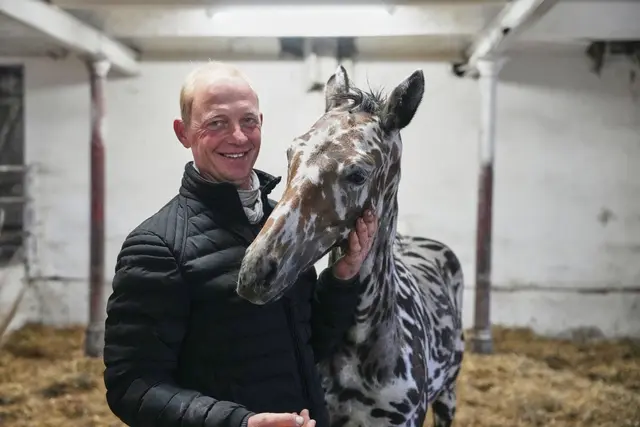 Ein Mann und sein Zebra? Nein: Es ist ein Pferd. | Foto: Sven Kaeuler/dpa