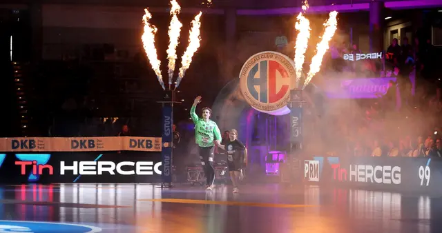Gänsehautmomente bei der emotionalen Einlaufzeremonie hier mit Torwart Tin Herceg (grünes HCE-Trikot) vor dem Spiel gegen Melsungen. | Foto: JockiFoto, Erlangen