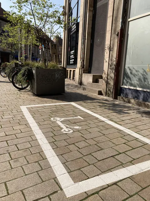 Die E-Roller Abstellflächen sind durch das Piktogramm eindeutig erkennbar. | Foto: Stadt Fürth, Tiefbauamt