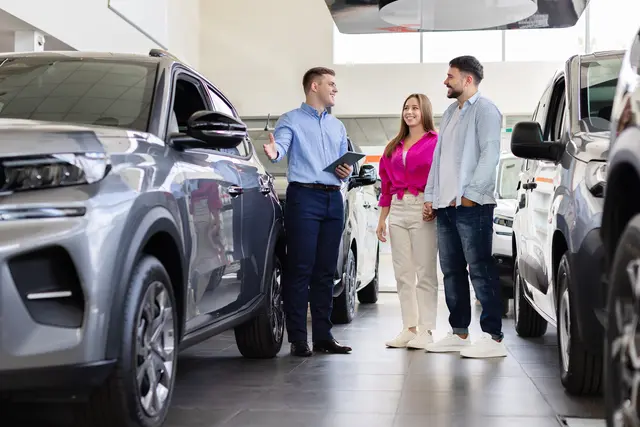Wer ein Auto kauft, sollte auf Nummer sicher gehen, damit die Überweisung nicht bei einem Kriminellen landet. | Foto: Anastasiya - stock.adobe.com (Symbolbild)