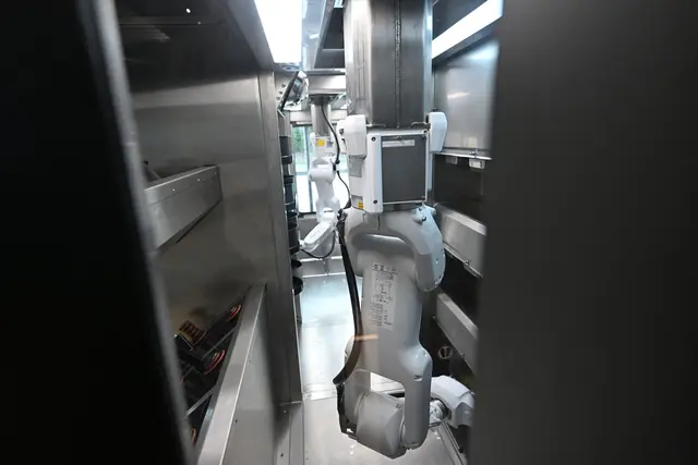 Koch mit Greifarmen: Bis zu 120 Gerichte pro Stunde kann der Roboter zubereiten. | Foto: Felix Hörhager/dpa