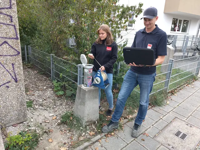 Mitarbeiter der Stadtentwässerung und Umweltanalytik Nürnberg sowie des Umweltamts der Stadt Nürnberg führen eine Grundwasser-Messung durch.
 | Foto: Stefan Schuster / Umweltamt Stadt Nürnberg