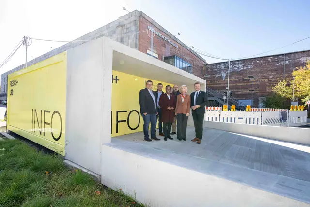Projektleiter Josef Kraus und Jochen Löw, Georg Reisch GmbH &amp; Co. KG, 3. Bürgermeister Dr. Nasser Ahmed, Alexander Leupold, Projektbaudienststelle Stadt Nürnberg, Altbürgermeisterin Prof. Dr. Julia Lehner und Oberbürgermeister Marcus König besichtigen den neuen Info-Container (v.l.).  | Foto: Stadt Nürnberg/Christine Dierenbach