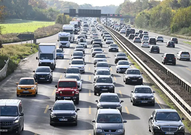 Herbstferien in elf Bundesländern: Am Freitag und Samstag erwartet der ADAC die größte Staugefahr.  | Foto: Roberto Pfeil/dpa (Archivbild)