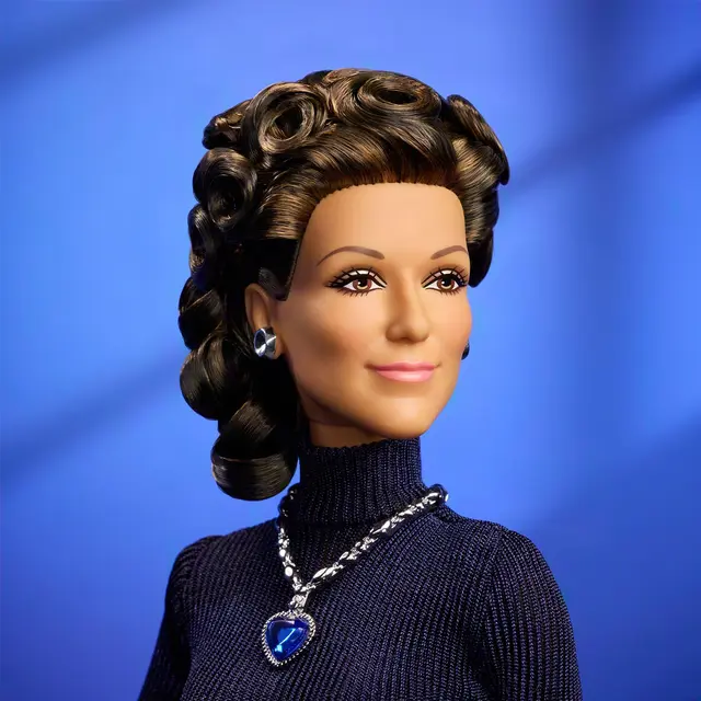 Die Kette der Puppe erinnert an den Kultfilm «Titanic».

 | Foto: Mattel Inc/PA Wire/dpa