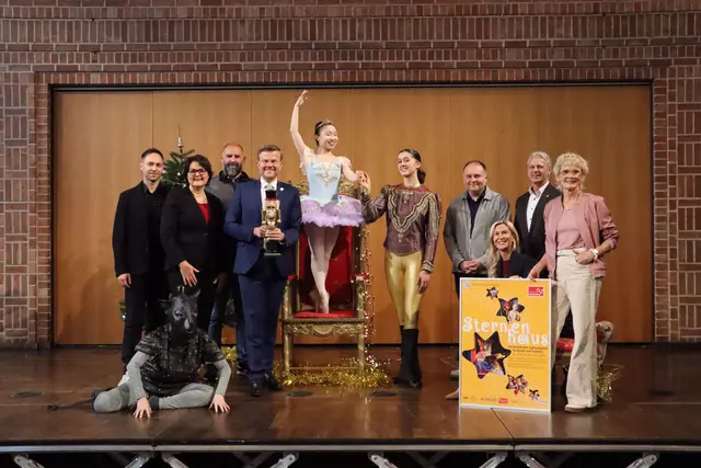 Das Sternenhaus startet mit Oberbürgermeister Marcus König (4.v.l.) und den Sponsoren sowie den Tänzerinnen des Ballettförderzentrums in den diesjährigen Vorverkauf.  | Foto: Kieran Scully / Stadt Nürnberg