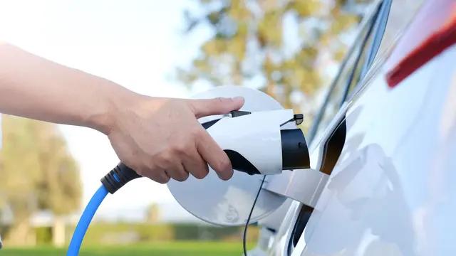 E-Autos mit defekten Batterien stellen ein Brandrisiko dar. | Foto:  paulynn - stock.aodbe.com (Symbolbild)