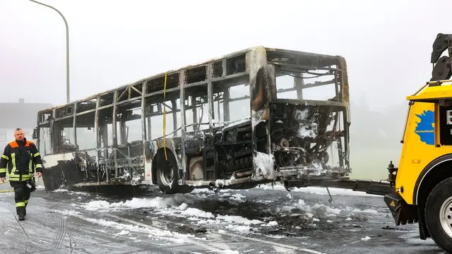 Der Bus brannte komplett aus. | Foto: Daniel Löb/dpa