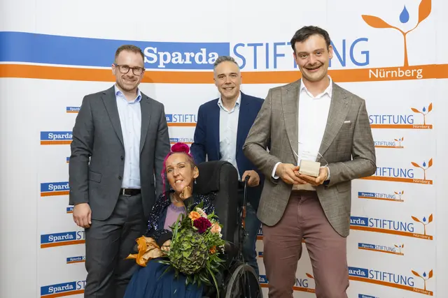Gewinner des SpardaSolidaritätspreises 2026 ist Laissez-Faire e. V.: Tobias Rieck (l.), Vorsitzender des Stiftungsvorstands der Sparda-Stiftung Nürnberg, mit der Preisträgerin Tina Jahn und den Preisträgern Alexander Kowalewski (2. v. r.) und Johannes Quicker (r.). | Foto: Uwe Niklas