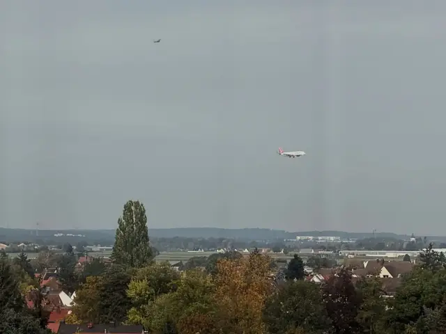 Ein Eurofighter begleitete das Flugzeug bis zur Landung in Nürnberg.  | Foto:  Volker Weidinger/dpa