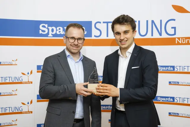 Der SpardaZukunftspreis 2026 geht an United Nations Society Nuremberg e. V.: Tobias Rieck (l.), Vorsitzender des Stiftungsvorstands der Sparda-Stiftung Nürnberg, mit dem Preisträger Simon Clausen (r.). | Foto: Uwe Niklas