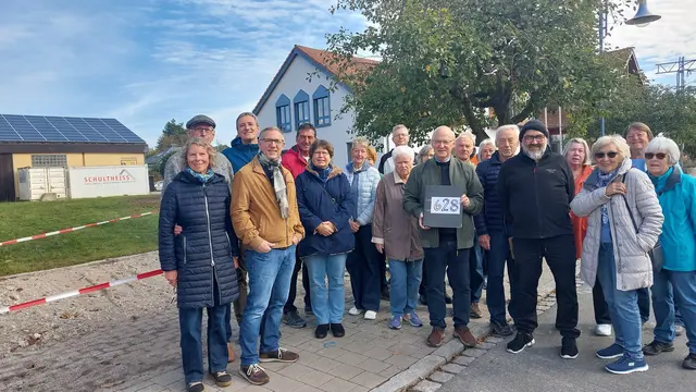 Initiator und Unterstützer der Unterschriftensammlung „Stoppt den geplanten Rathaus-Anbau“ in Obermichelbach bei der Übergabe der gesammelten Unterschriften. | Foto: Herbert Jäger