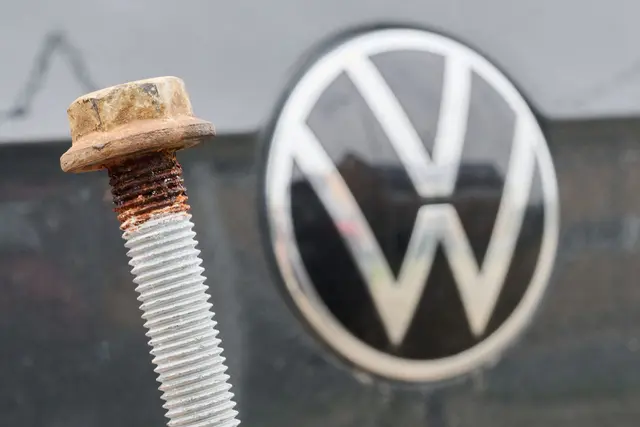 Ein Rückruf wegen einer fehlerhaften Schraube wurde erst vor wenigen Wochen bekannt. Betroffen sind Millionen Fahrzeuge. | Foto: Julian Stratenschulte/dpa (Archivbild)