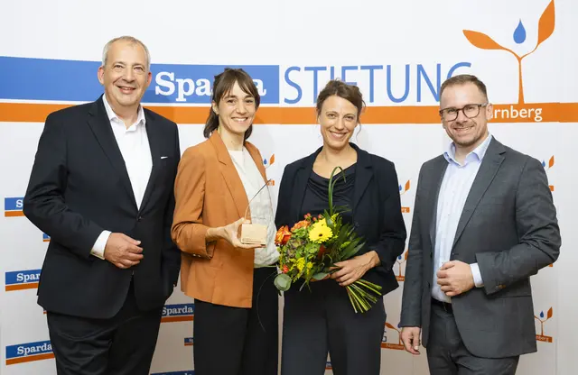 Stefan Schindler, Vorsitzender des Stiftungsrates der Sparda-Stiftung Nürnberg, Carolin Hasenauer, Korrespondentin im BR-Studio Mainfranken, Eva Behringer, Reporterin fürs BR-Studio Mainfranken, und Tobias Rieck, Vorsitzender des Stiftungsvorstands der Sparda-Stiftung Nürnberg. | Foto: Uwe Niklas